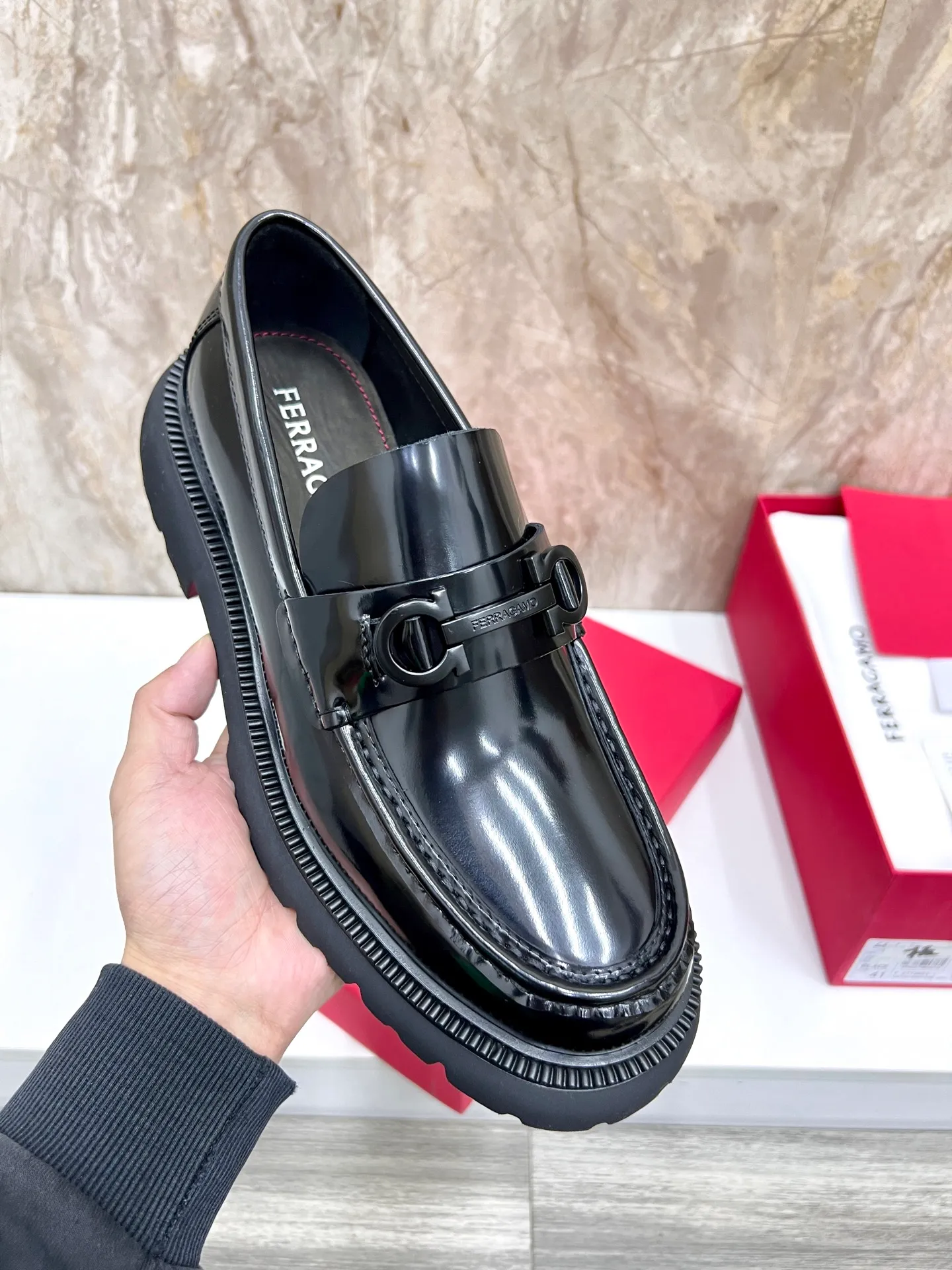 Original quality P780 Brand: Ferragamo Standard code: Men's code 39.40.41.42.43.44 Grade: Same style as the official website High-quality men's shoes Material: Customized first-layer calfskin with water-dyed cowhide lining Cowhide tiptoe Original non-slip and wear-resistant rubber outsole Style category: Men's formal business leather shoes are young and fashionable European and American trends British style Casual matching Comfortable feet Color: actual picture